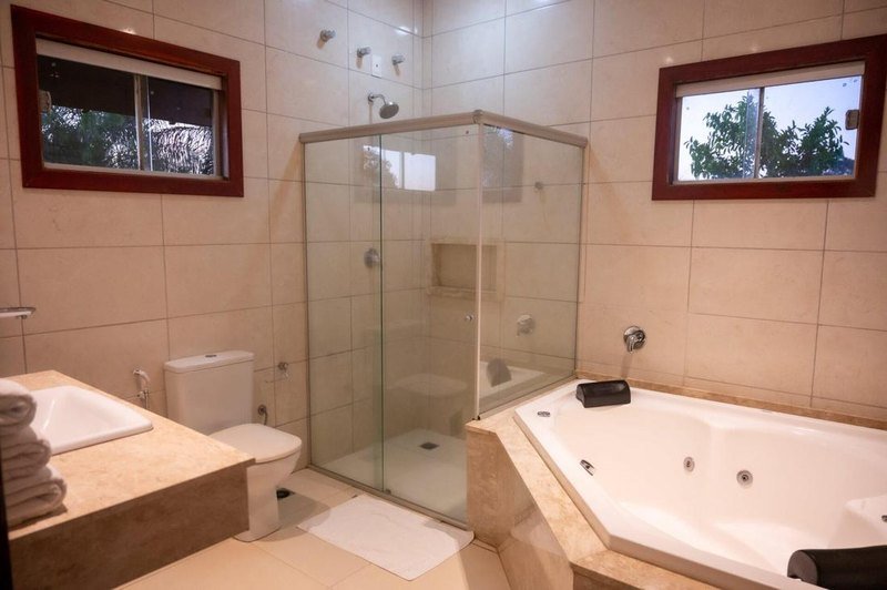 Suíte Master bathroom with a whirlpool bathtub and a glass shower